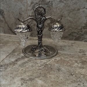 Vintage Godinger silver plated salt & pepper shakers. Glass grapes hanging vine